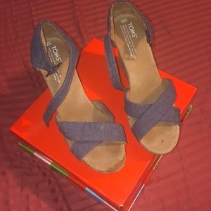 Cute TOMS sandals🤩